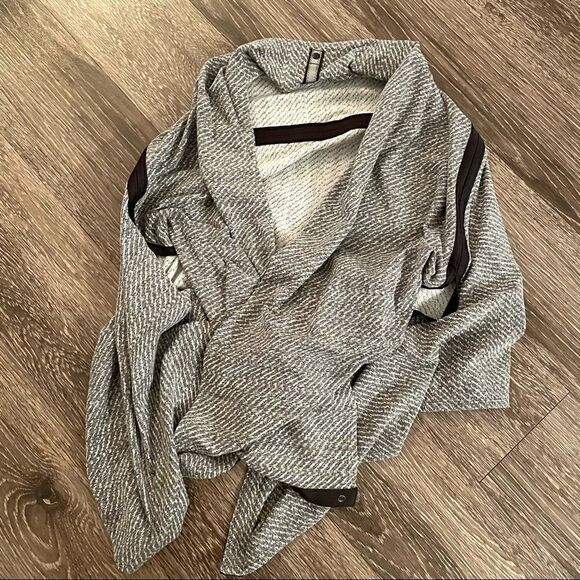 Lululemon customizable snap scarf - Picture 2 of 7